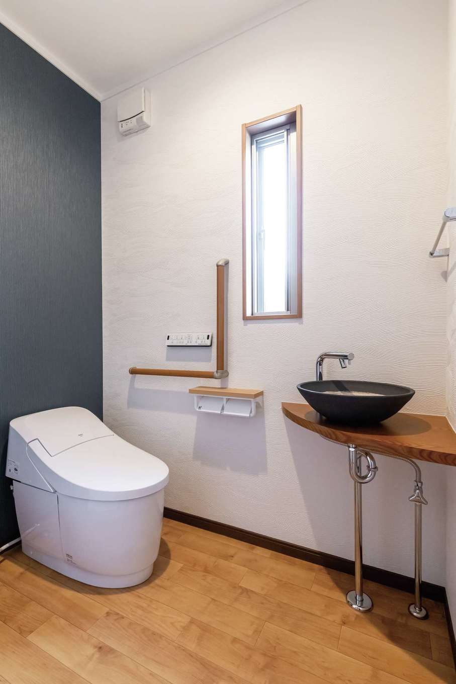 住まいるコーポレーション【二世帯住宅、自然素材、間取り】1階のトイレは車椅子でも使えるように1.5畳の広さを確保