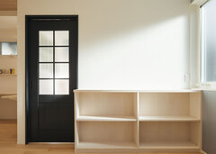 チェッカーガラスがかわいいドア。棚は生徒さんの荷物置き場に