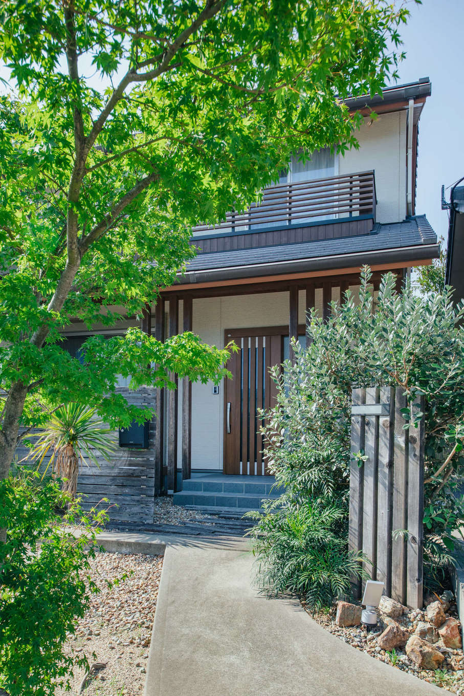 エフエフ住宅【子育て、和風、自然素材】植栽の緑と調和が心地の良い玄関アプローチ