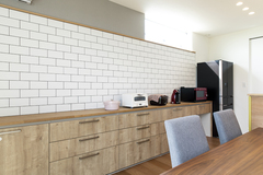 キッチン背面タイルと、それに合う背面収納を吟味したというOさん。「素材の展示だけでは、家づくりを考えたときに全体像がイメージしにくいですが、展示場で素材を見てモデルハウスで空間のイメージを確かめられたので迷いはありませんでした」