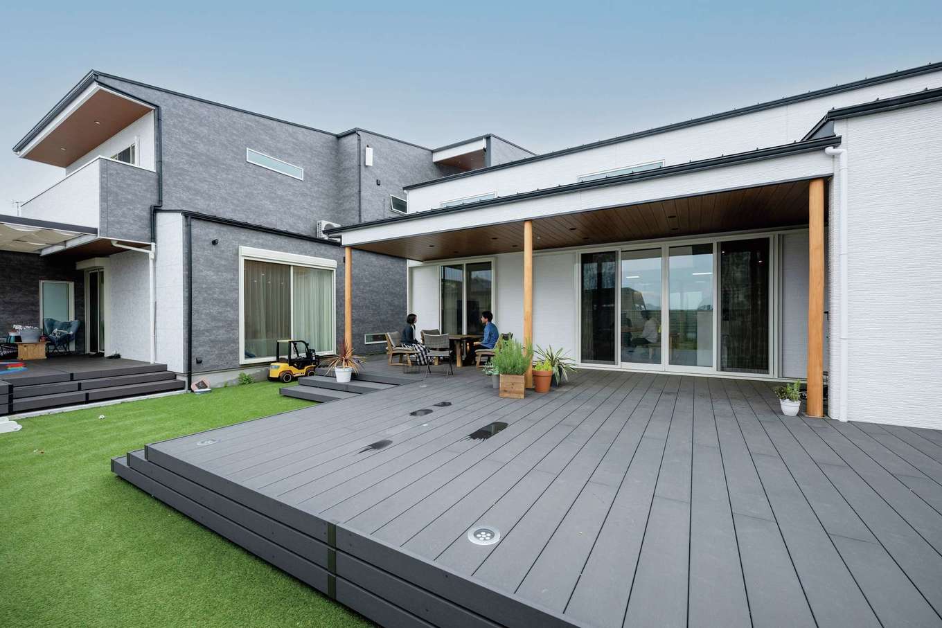 irohaco（アヴァンス）【デザイン住宅、高級住宅、間取り】平屋の親世帯と二階建ての子世帯を緩やかにつなぐ大きなウッドデッキ。高台立地で、周囲からの視線を気にせず、BBQや水遊びを思う存分に楽しめる