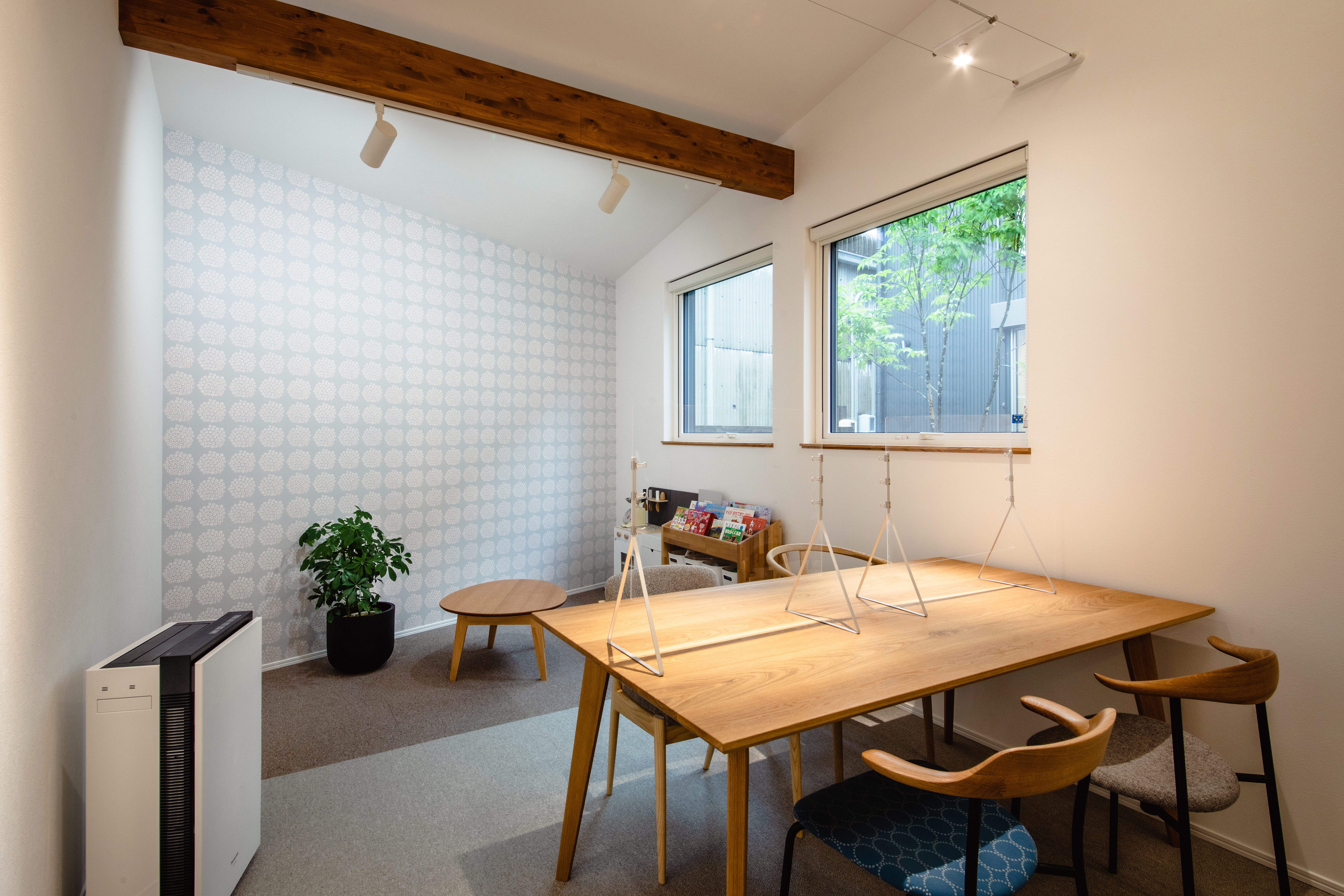 【併設の打ち合わせスペースでゆっくり相談できる】