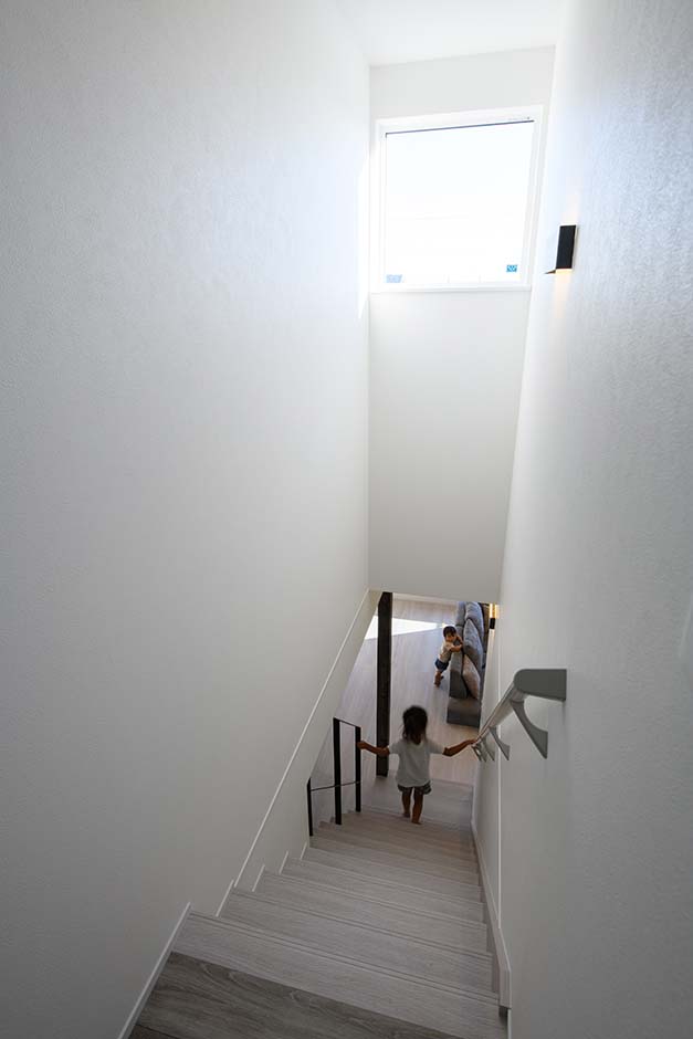 平屋建築ブルーハウス【デザイン住宅、間取り、建築家】階段の吹き抜けにも窓を取り付けて、明るさと開放感をもたらした