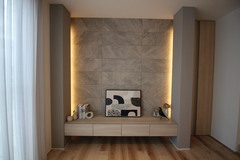 壁面の間接照明が美しいテレビスペース。シンプルで落ち着いたデザインが部屋全体の雰囲気を柔らかく演出する。