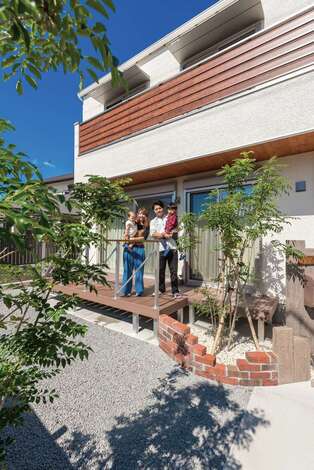 ウッドデッキや格子はメンテナンスに手がかからない素材をチョイス。雨や日差しが直接当たりづらい軒天には、無垢のベイマツを貼った