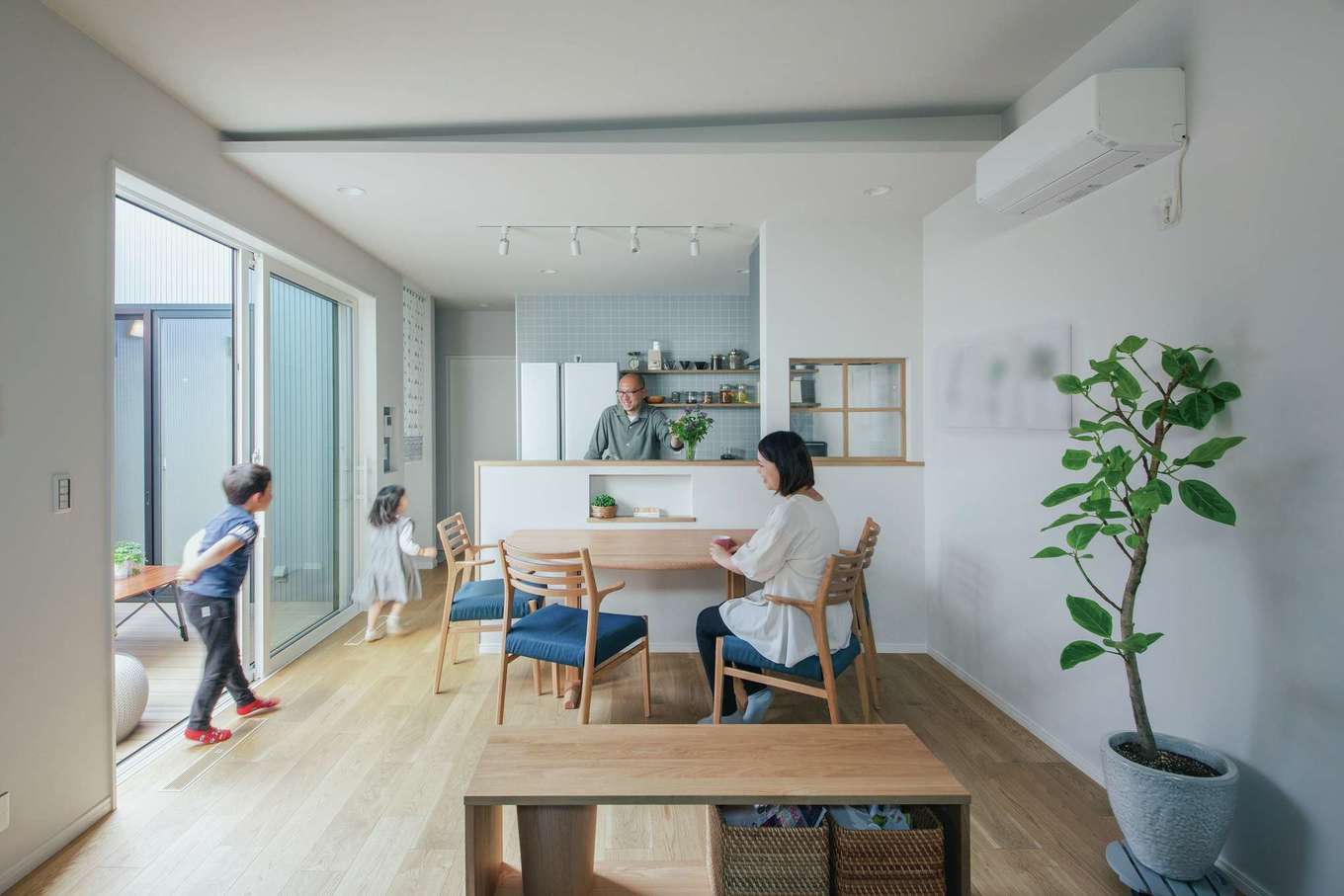 子育て安心住宅 Design Craft Office【子育て、間取り、平屋】建物をロの字型にして、中央に中庭を配置。中庭がLDKとつながるセカンドリビングとしても機能している
