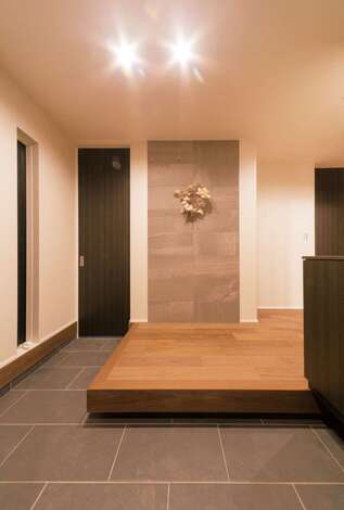 ほどよい和の風情が迎える。土間収納は趣味のグッズ置き場に