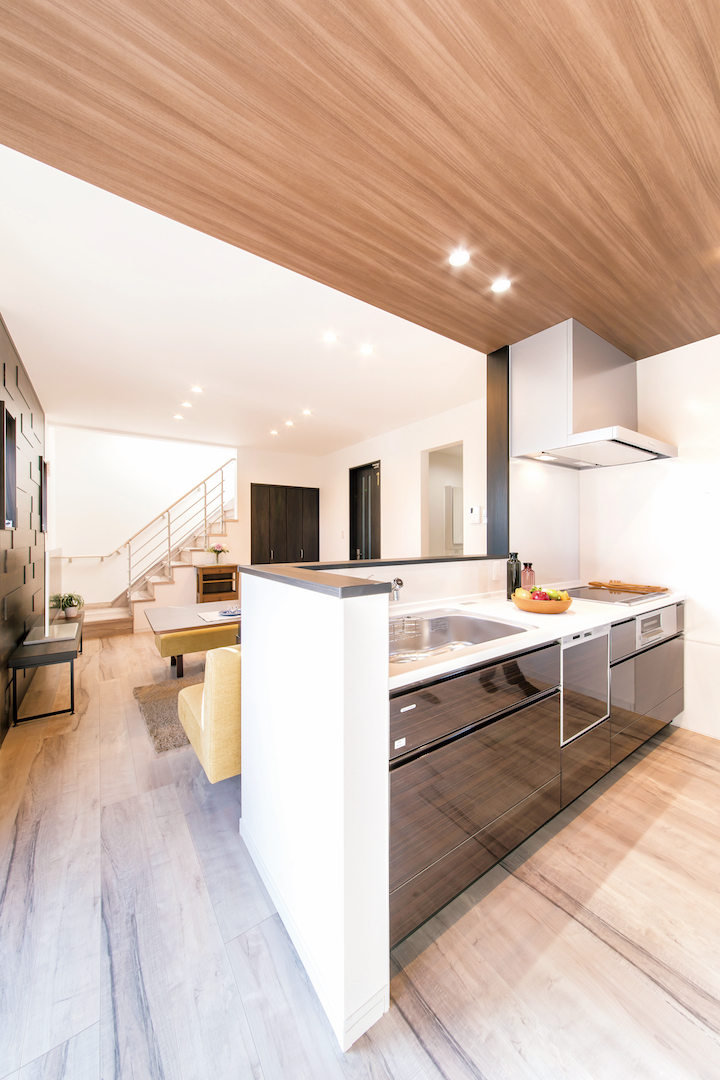 irohaco （アヴァンス）【1000万円台、デザイン住宅、省エネ】キッチンは「Takara standard」。周りの壁はホーロー製なので、汚れも水拭きで落とせるから掃除も楽だと好評だ