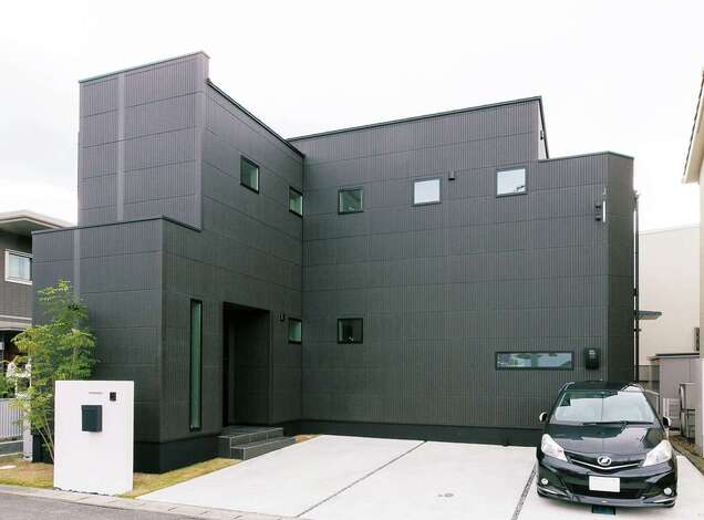 閉鎖的な外観と開放的な室内とのギャップに誰もが驚く