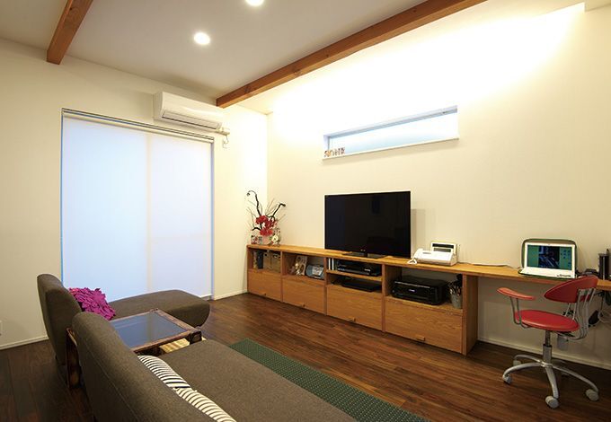 テレビボードを兼ねた収納棚は造作で