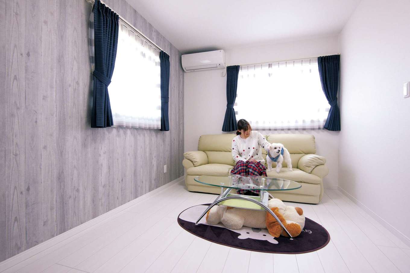 アフターホーム【1000万円台、デザイン住宅、ペット】長男の部屋は白を基調にネイビーのカーテンでアクセント。壁の一面だけクロスを変えて変化をつけた