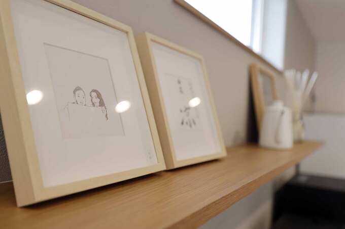 壁に設置されたシェルフに飾られたアート作品。シンプルながらも洗練されたインテリアが、空間に落ち着きとスタイルをもたらす。