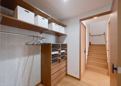 ２帖のファミリークローゼット。棚、ハンガーパイプ完備。洗面室とリビングからアクセスできて、忙しい朝も楽々支度ができる