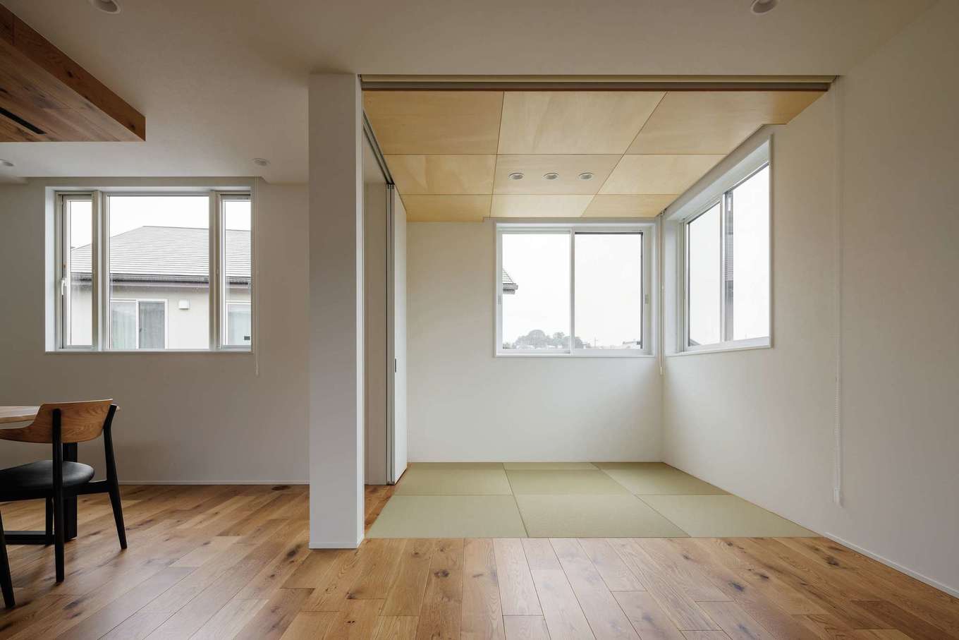 tact design firm【デザイン住宅、狭小住宅、間取り】2階の最も日当たりのいい場所に畳スペースを設けて子どもの遊び場に。来客時に仕切って個室にすることも可能