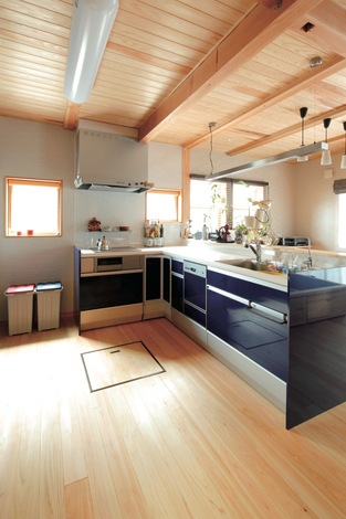 玄関の扉付きの収納スペースには、靴箱の他にコート掛けまで。ご主人の仕事関係の荷物を入れても余裕の収納力