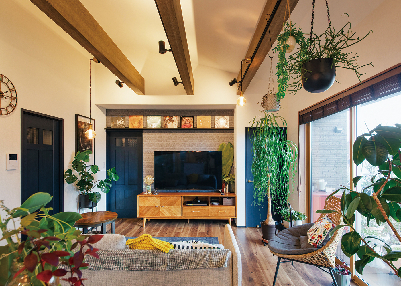 吉川住建【間取り、平屋、鉄骨鉄筋コンクリート構造】天井の梁は、木と鉄を組み合わせたテクノストラクチャー独自の構造材を利用して表現した。植物やレコードなどのディスプレイにもセンスが光る