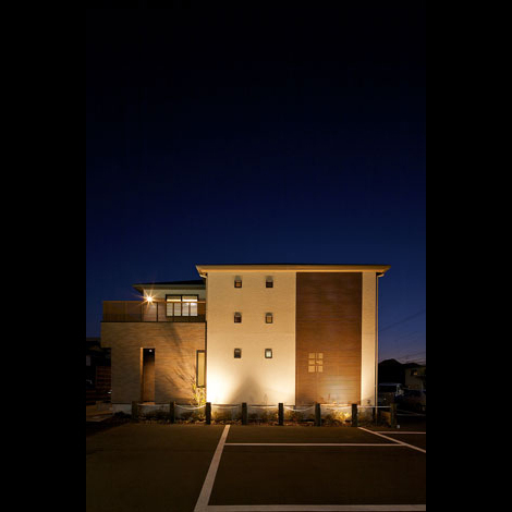 シンプルな外観に、照明がリゾート館を演出