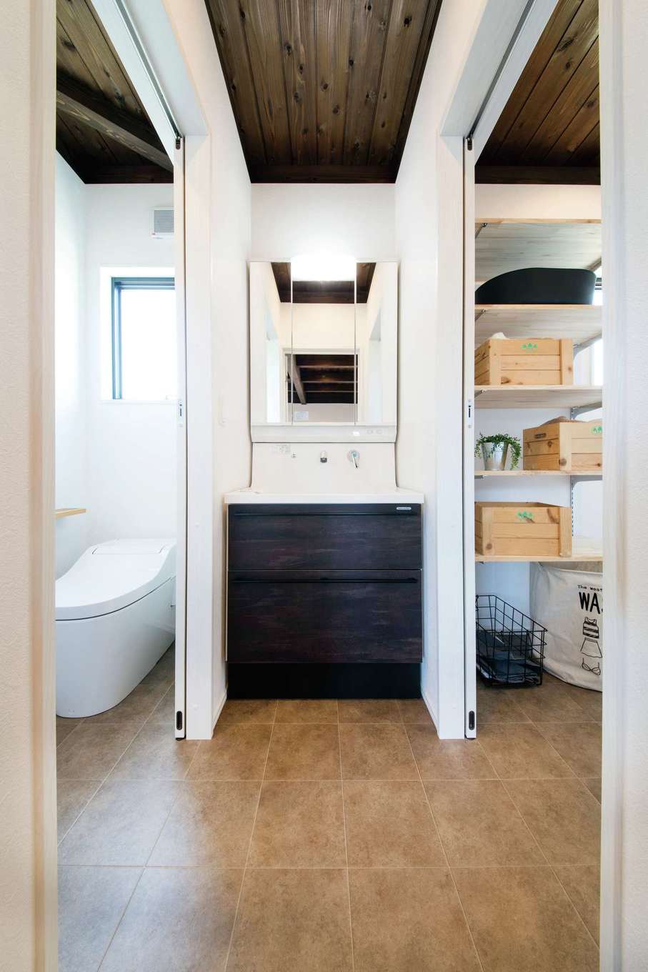 住たくeco工房【1000万円台、平屋、ガレージ】トイレ、洗面、脱衣室、浴室を一列に配し、家事動線も便利。収納棚もたっぷり確保されている