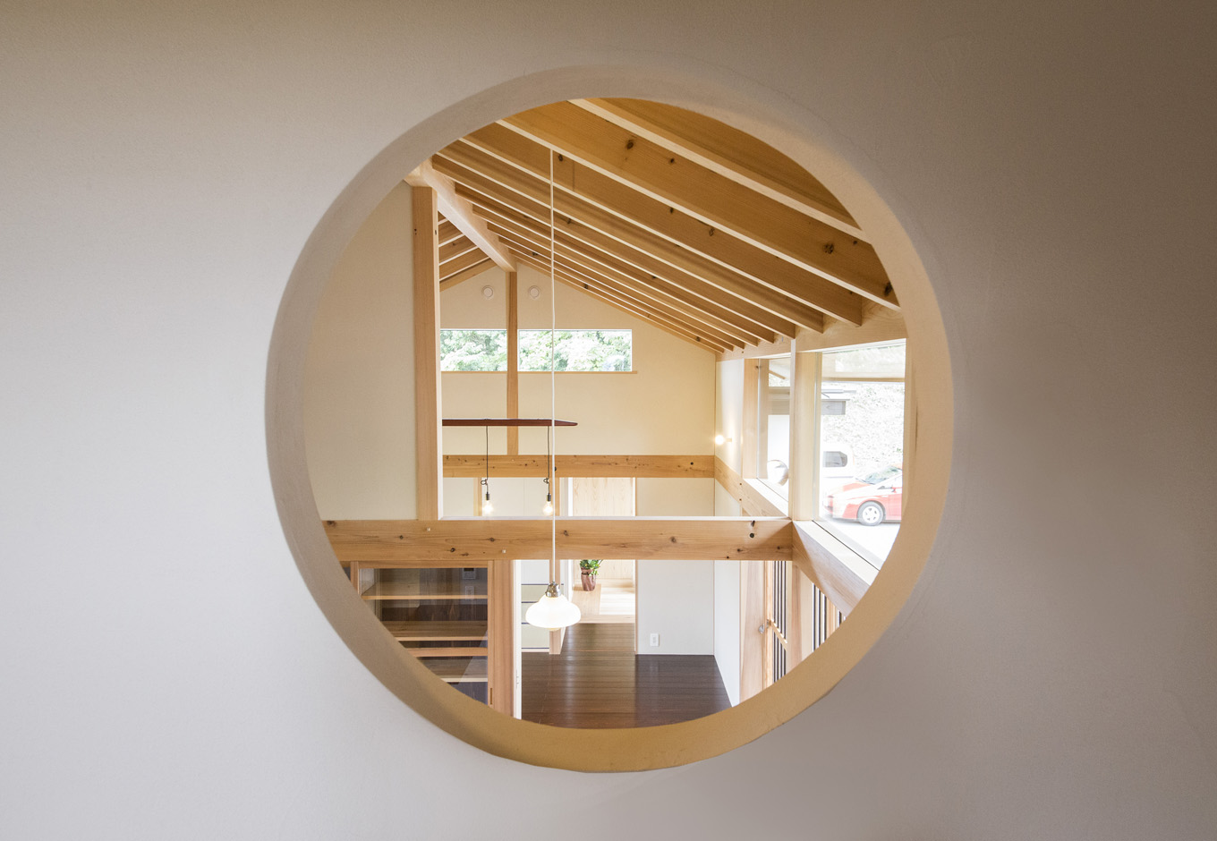 石牧建築【収納力、自然素材、建築家】2階ロフトの丸窓。コンパスで描いたような美しい切り方はまさに熟練職人の成せる業。このような日本建築の伝統技術を次世代に継承することも施主さんの願いの1つだった