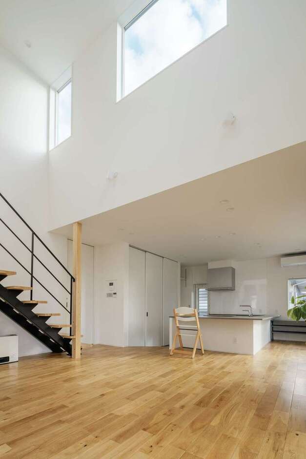 開放感あふれる吹抜けのLDK。これほど広い空間があっても、同社ならではの高気密・高断熱性能により、上下階の温度差がなく快適に過ごせる