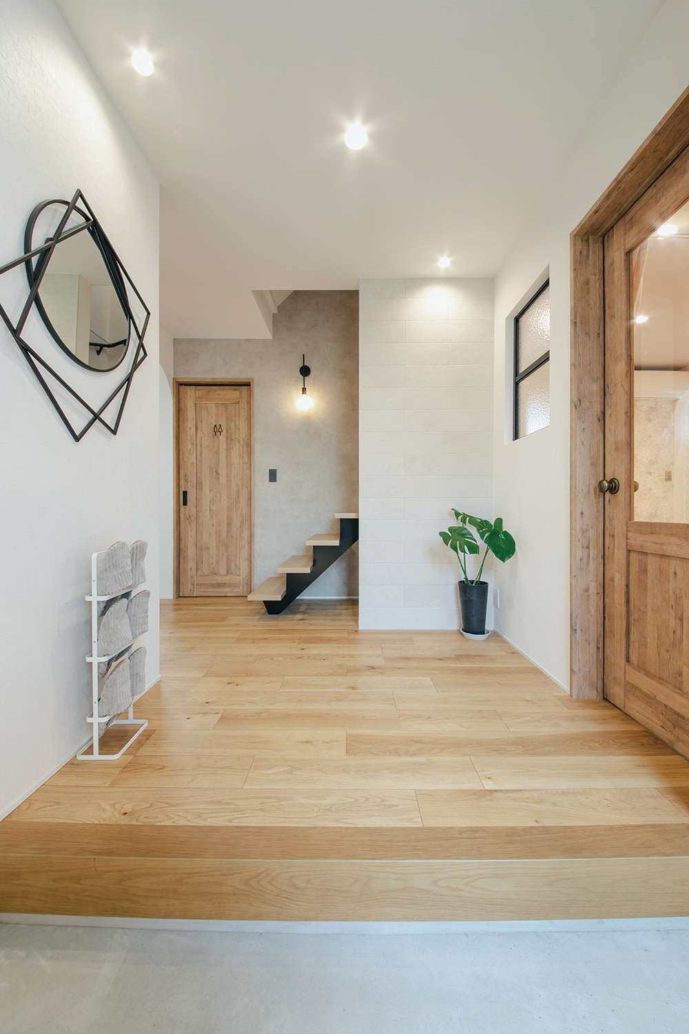 will建築工房【デザイン住宅、間取り、インテリア】鮮やかな白壁とアイアンの洗練された雰囲気