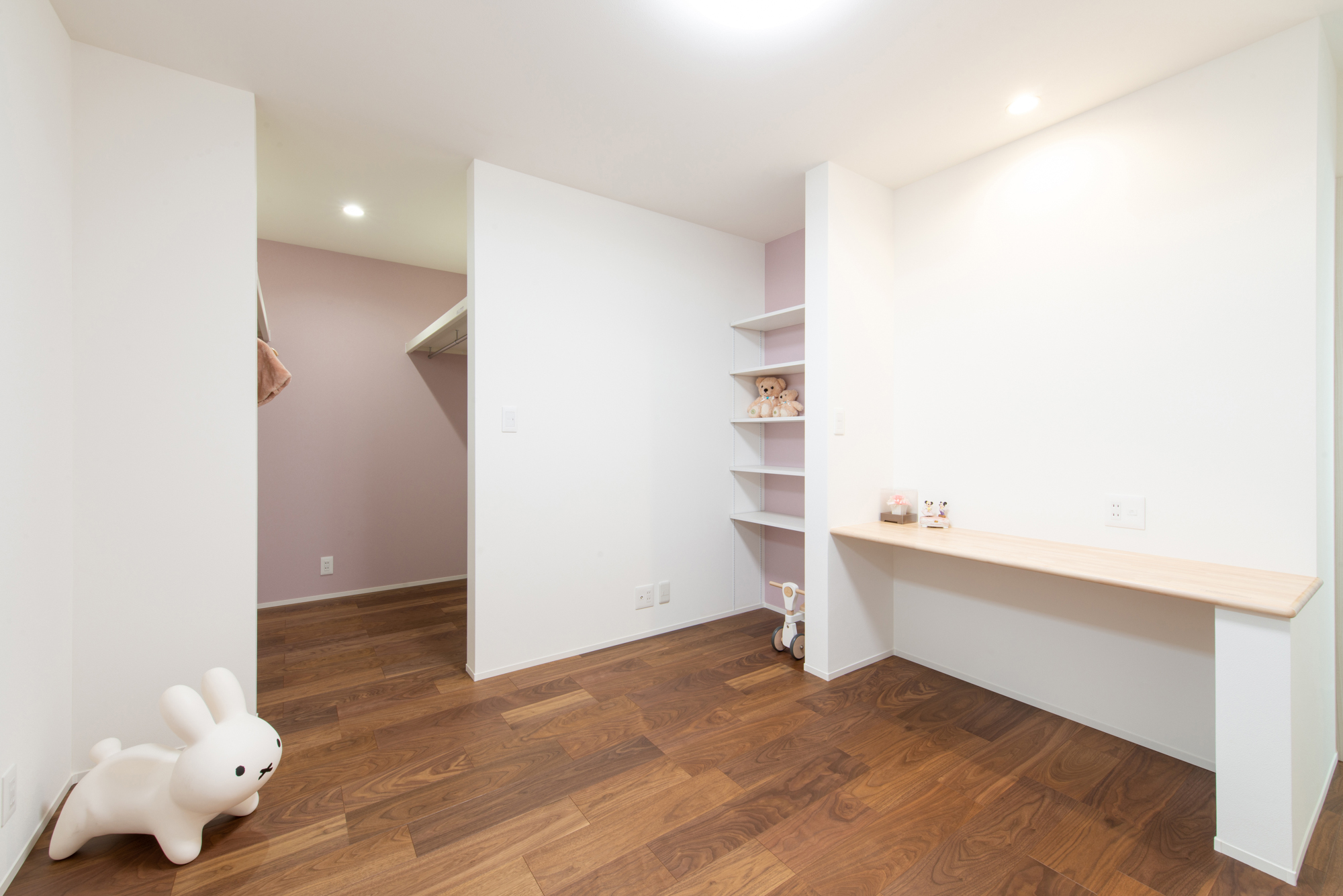 エルフィン｜娘さん用のお部屋にはピンクのアクセントクロスと大きめのクローゼット