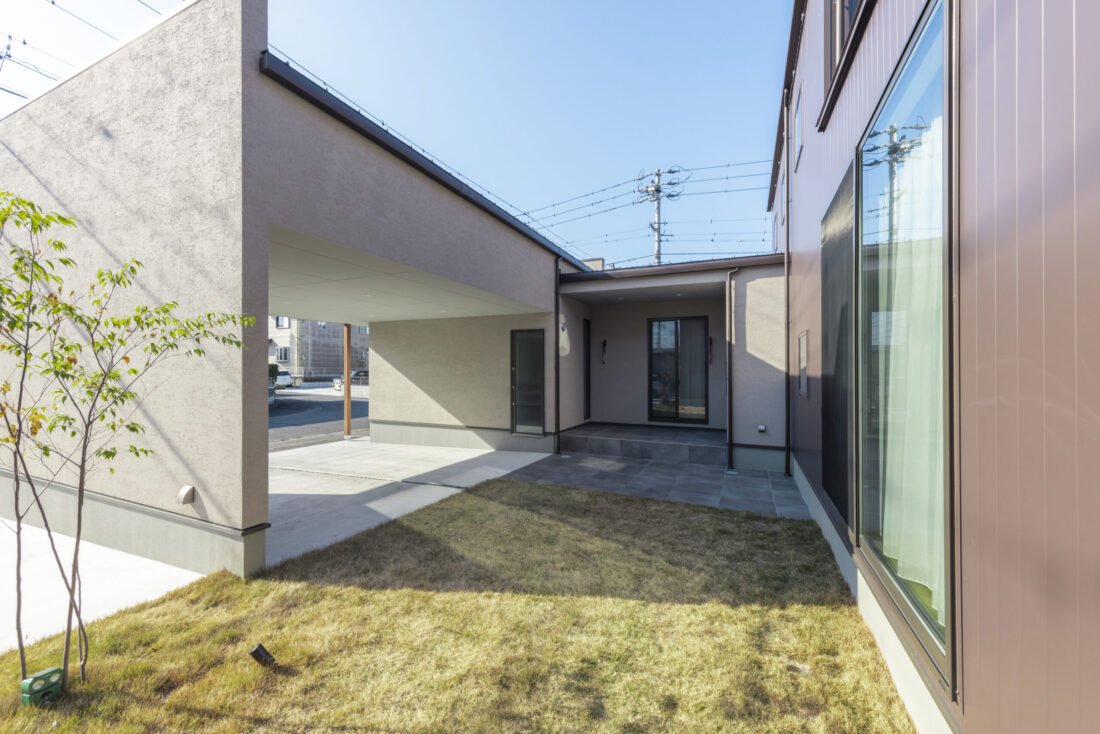 チェックハウス｜建物に囲まれたプライベートな中庭。開放感を感じさせながらも外部の視線を遮る設計が魅力