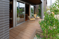 天気の良い日にはウッドデッキでお茶をすることも