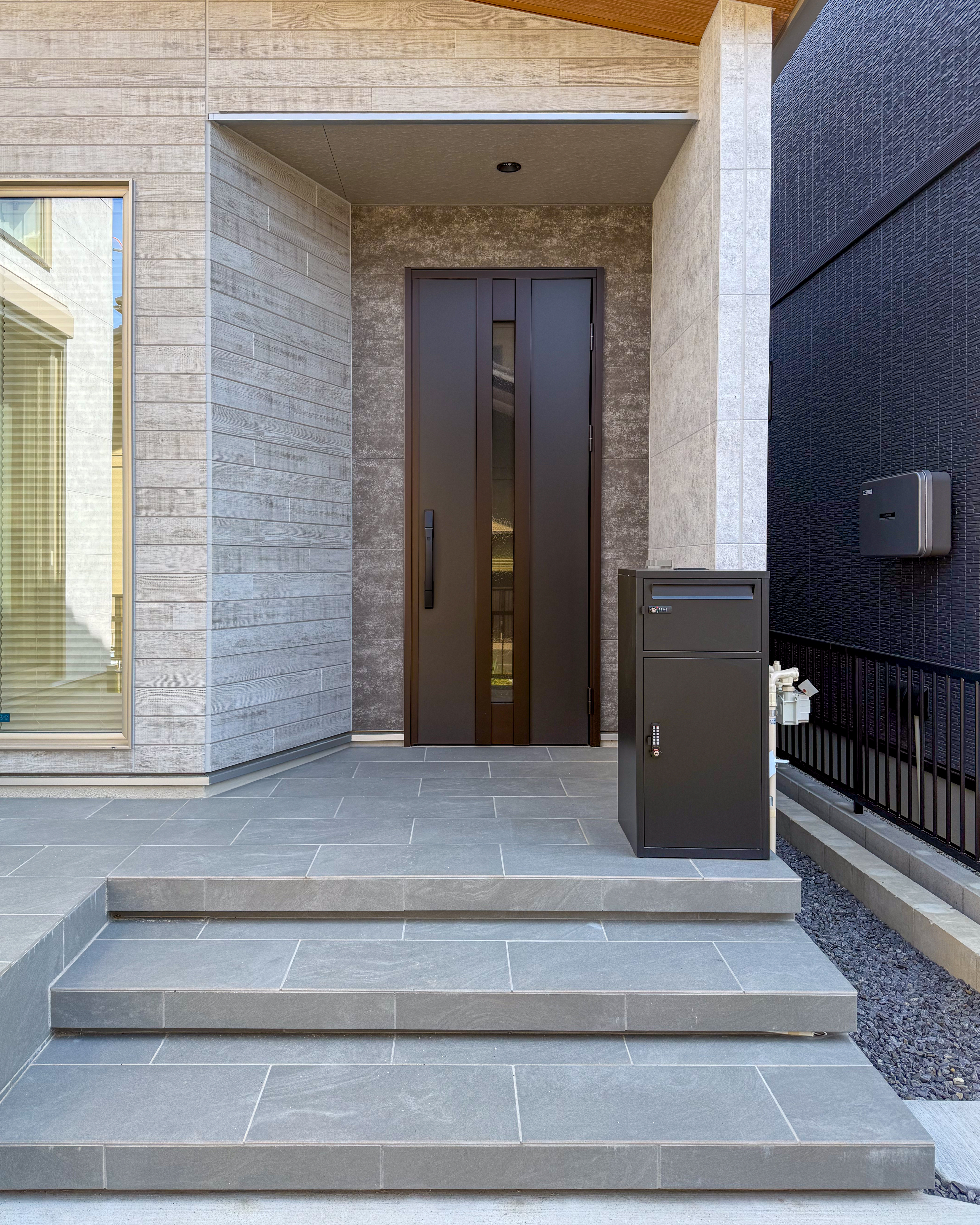 ロイヤルウッド｜モダンなデザインの玄関。直線的な形状とシンプルな色使いが印象的で、訪れる人に洗練された第一印象を与える。