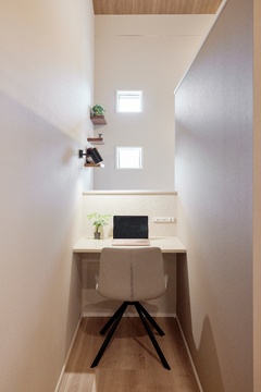 リビングのテレビ背面には、壁でゆるやかに仕切られたワークスペースを設置。空間のつながりを保ちつつ、作業に集中できるちょうどよいこもり感も確保。家族の気配を感じながら、自分時間を過ごせる心地よい場所。