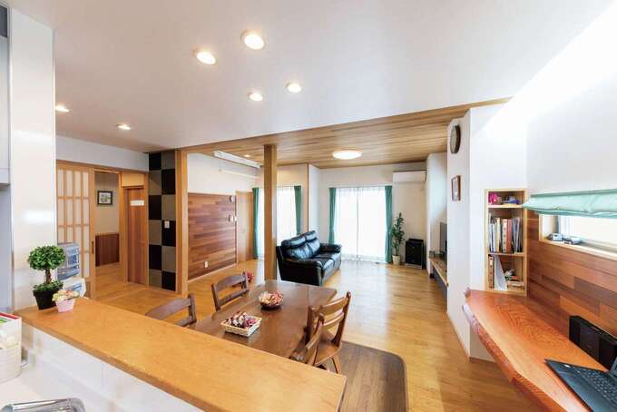 キッチンからはリビング中に気持ちよく視線がのびる。障子の向こう側が玄関ホールで、奥さまが洗い物中でも家族の出入りを把握できて安心