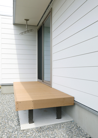 ランドリールームから、外干し用のウッドデッキを設置し洗濯動線をスムーズにしました。家事の負担を軽減してくれる