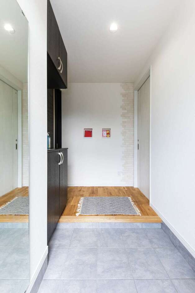 玄関正面の壁もエコカラットでアクセント