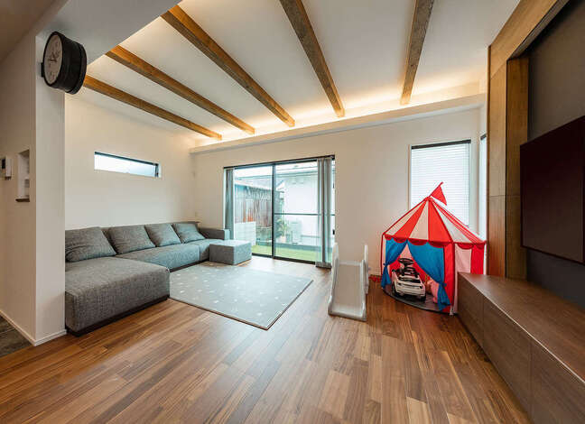 たっぷりの光と風をとりこみ、外と内のつながりを感じるリビング。現しの天井はご主人からのリクエスト