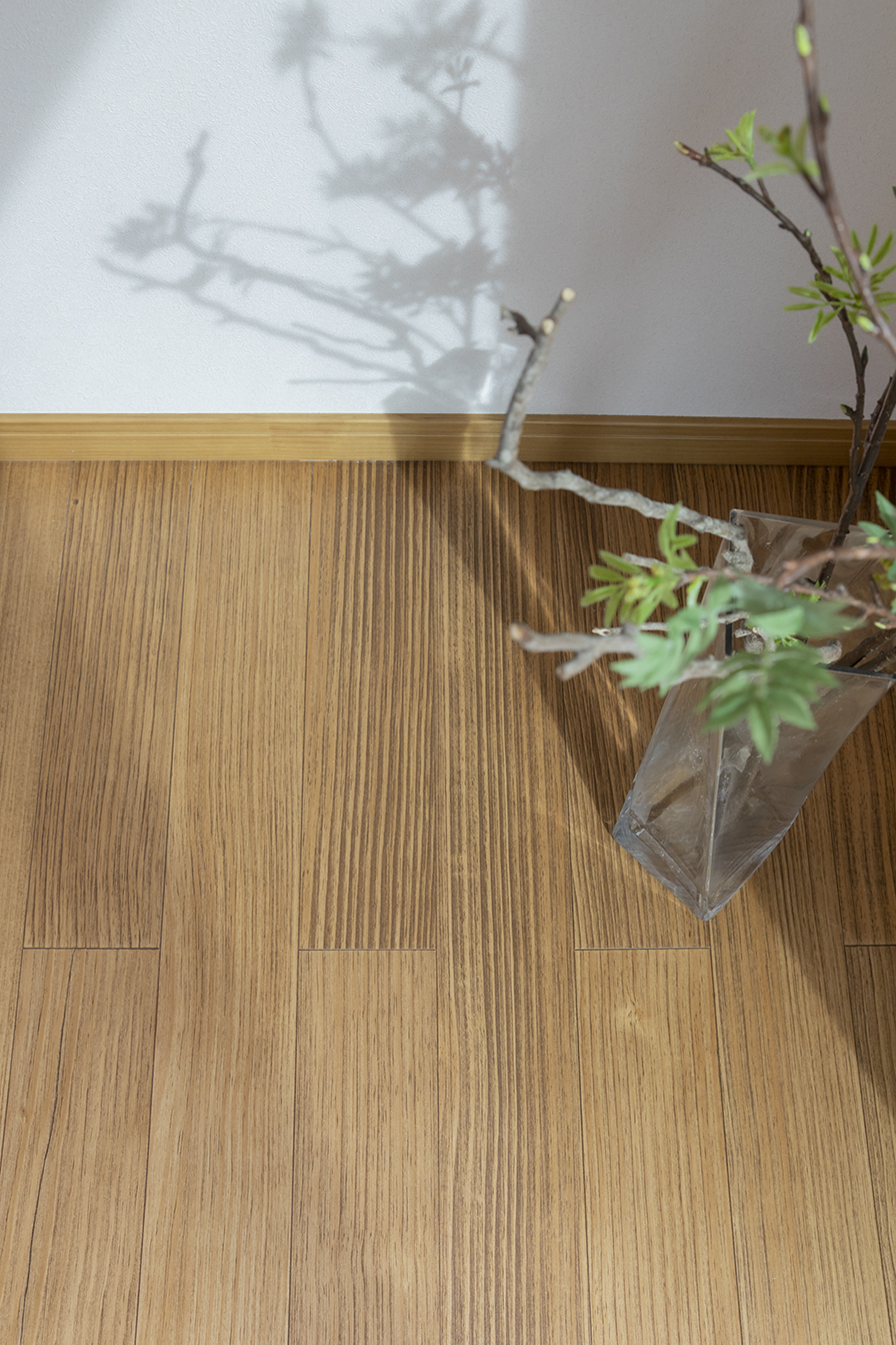 REIWA HOUSE（令和ハウス）｜LDKの床はやわらかなパイン材。
凹凸がある浮彫り仕上げで足ざわりが気持ちいい。