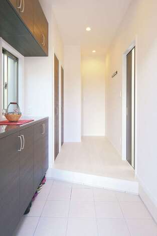 清潔感あふれる玄関ホール。収納もたっぷり