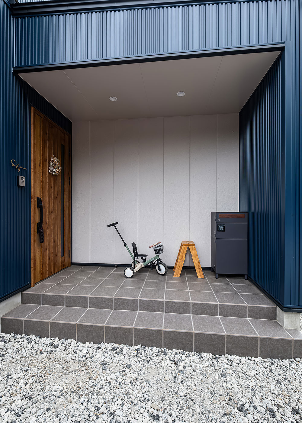 R＋house御殿場（岳南建設）【趣味、間取り、建築家】軒が深い玄関ポーチ