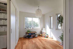 キッチンの北側に配置した子ども部屋。調理中でも子どもの様子を把握できるので奥さまも安心。「家族の居場所はあくまでもリビングなので、各個室は最小限でいい」という考えから、2つある洋室はともに約4.5畳。隣り合う2部屋の引き戸を開けて一室空間としても使える