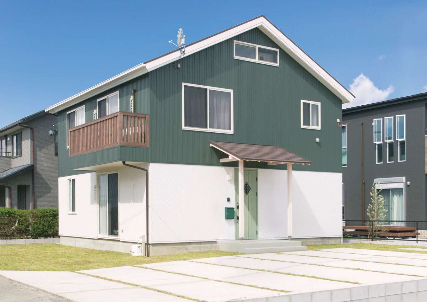 サイエンスホーム【デザイン住宅、自然素材、間取り】三角屋根とグリーンのガルバリウムが青空に映えるかわいい外観デザイン