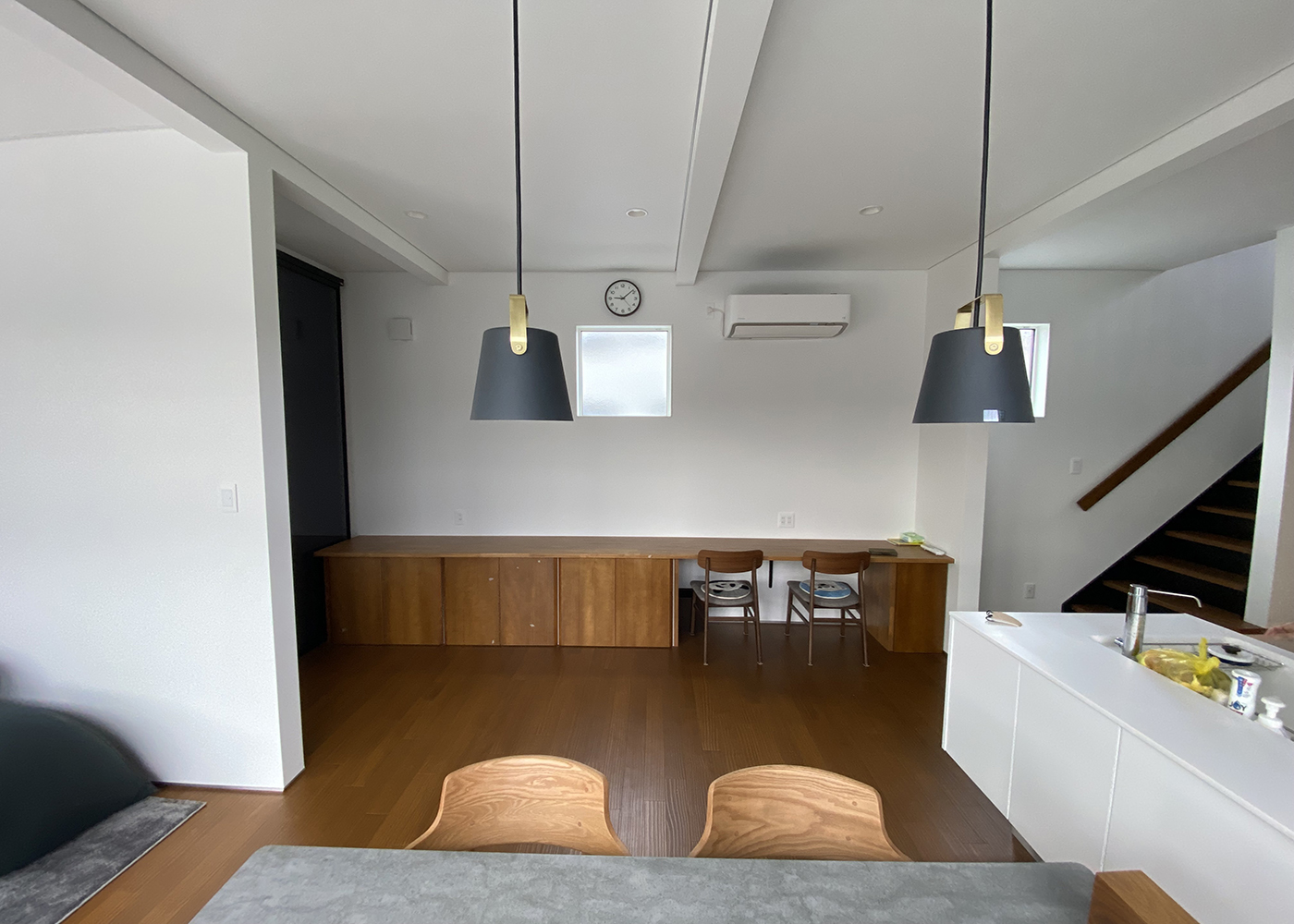 ぽっくハウス豊橋店（東海ハウス豊橋）【デザイン住宅、趣味、スキップフロア】白い壁の裏側は玄関ホールで、LDKを通って個室へ。家族が自然と顔を合わせることができる間取りになっている