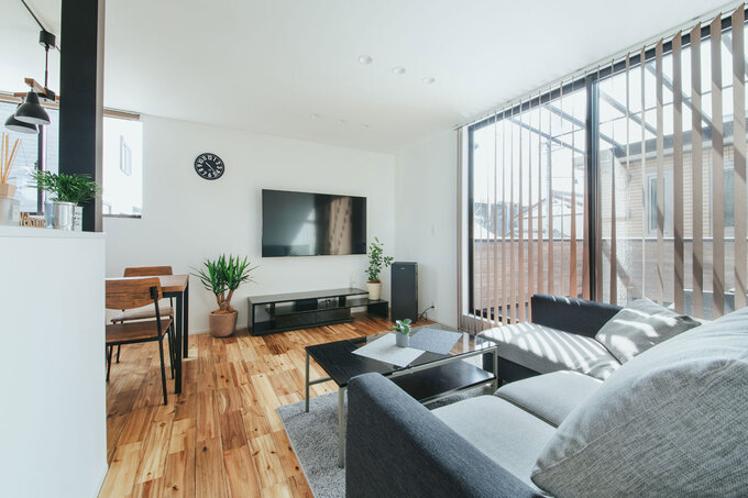 リビングは、配線や収納物を上手に隠し、生活感を感じさせない空間に仕上げている。大きな窓から太陽光が差し込み、冬の昼間は暖房がいらないほど暖かで快適