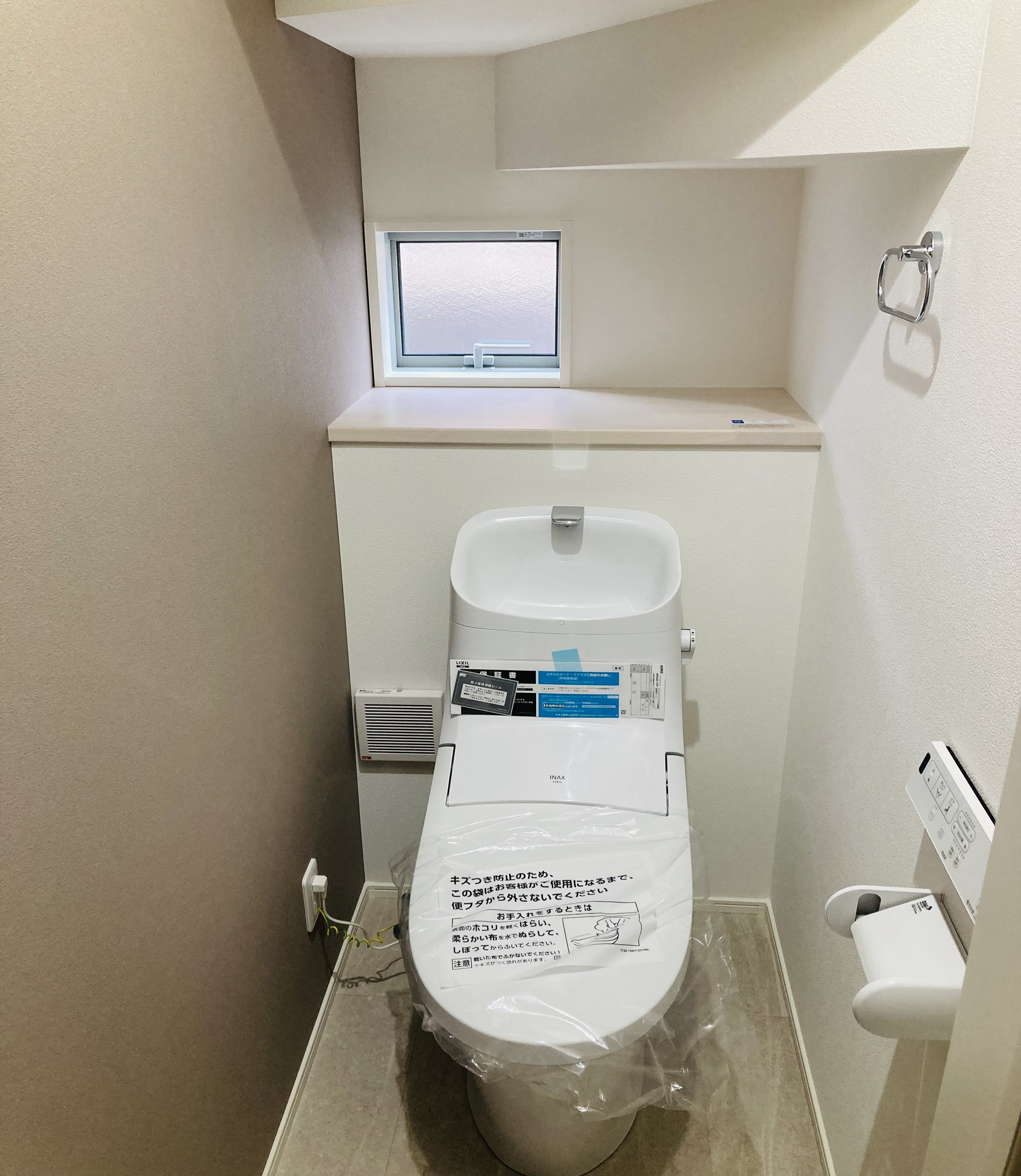 沢田建設｜コンパクトで機能的なトイレ空間。窓の配置により換気も良く、自然光が差し込む明るい雰囲気。デザイン性と実用性を兼ね備えている。