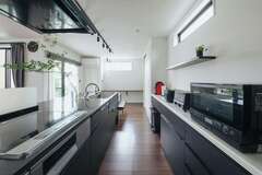 キッチンにはワイドシンクを採用し、「アパート時代と比べて調理や片付けがすごく便利になりました」と料理好きのご主人