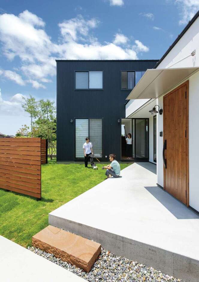 L字型の家で囲むプライベートガーデン