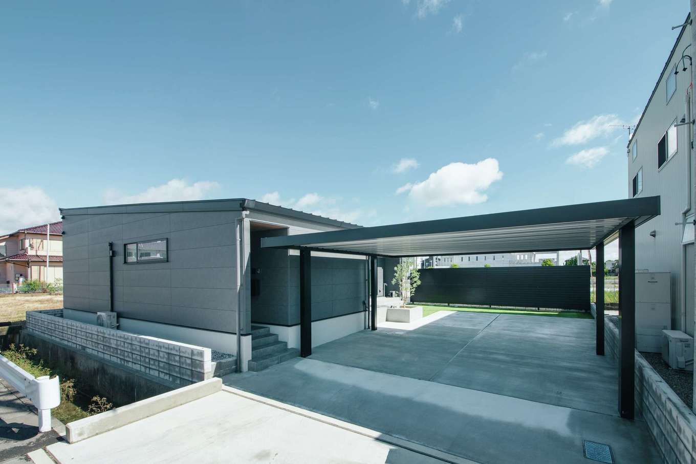 デザインハウス【デザイン住宅、間取り、平屋】グレーの外壁がカッコいい平屋の外観。カーポートを設置したことで、雨に濡れずに玄関までアクセスできる