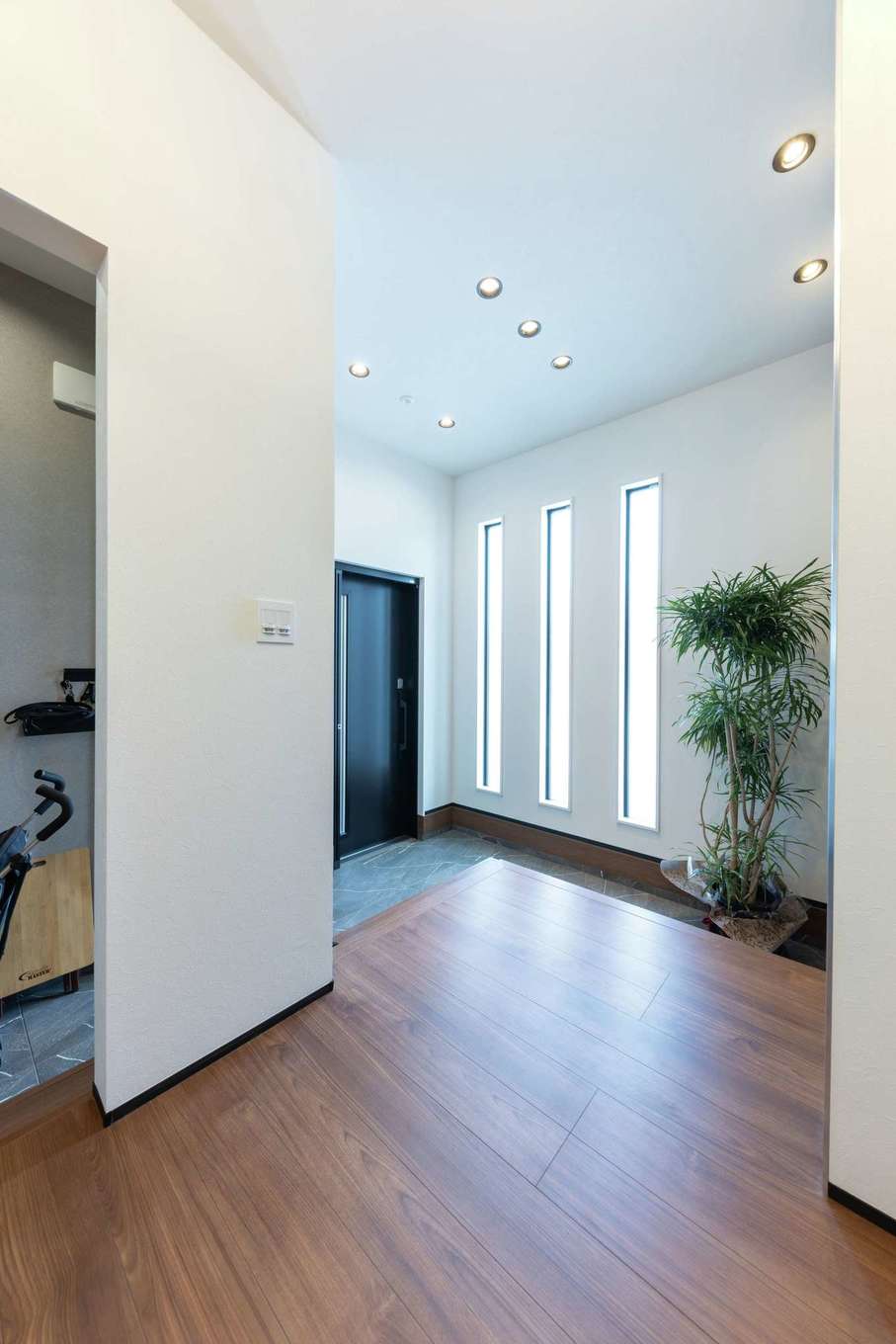 サンワ開発【デザイン住宅、省エネ、間取り】玄関ホールはシンプルなコーディネートで、ゆとりあるすっきりとした空間が来客を迎え入れる