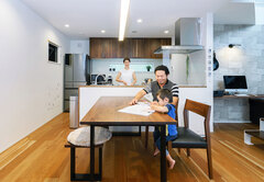 室内の床にはナチュラルなオーク材を使用