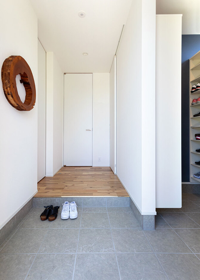 旧家の素材を使用するなど、思い出を散りばめた玄関