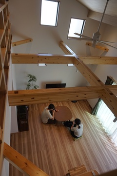 木の温もりが包む、開放感あふれる暮らし