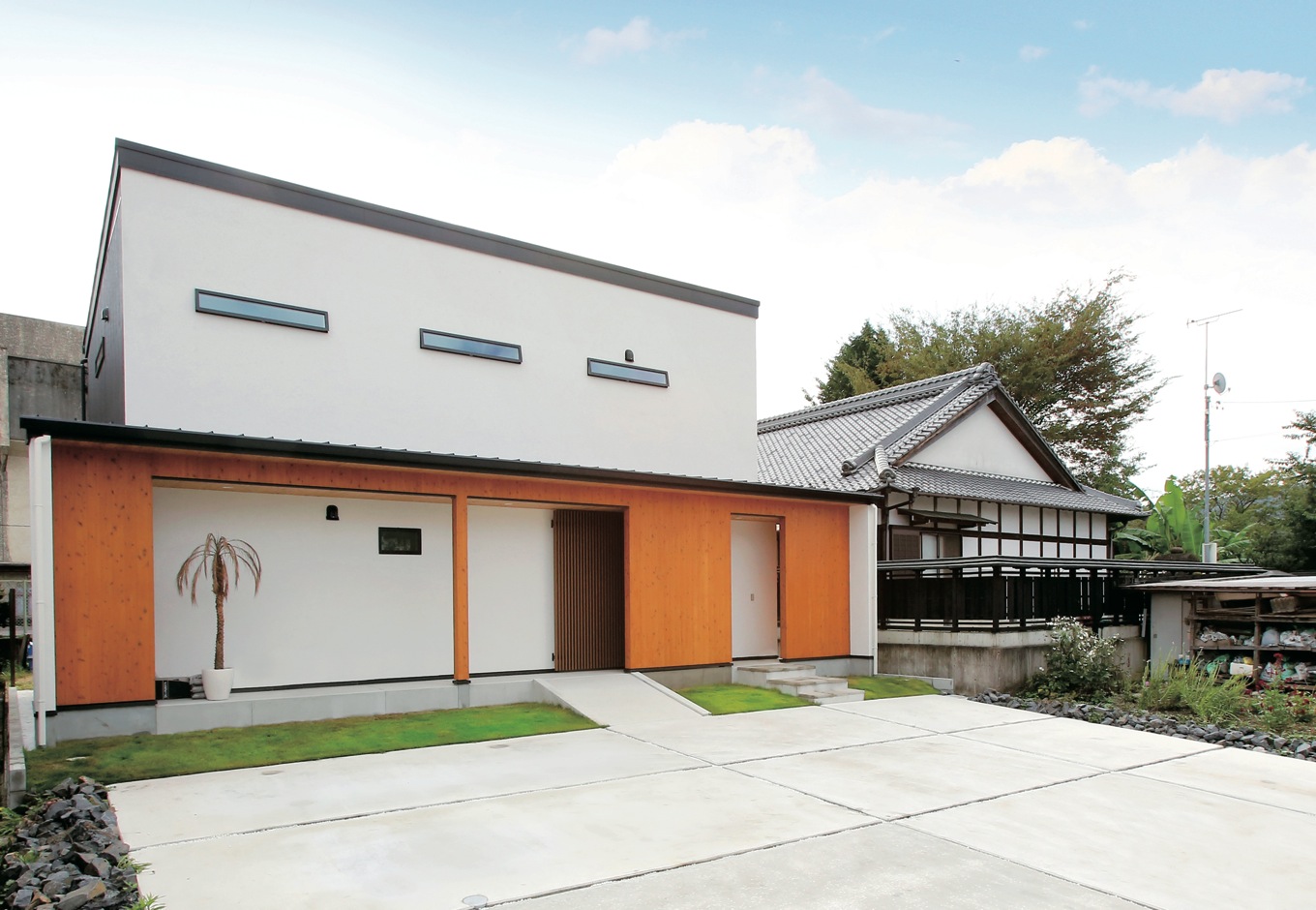 片桐建設【デザイン住宅、輸入住宅、省エネ】S邸の顔となる外観は、白い塗り壁に明るい色調の木製サイディングが印象的。かっこいい！